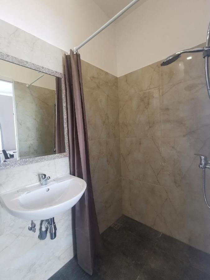 Central Hotel With Free Parking Рига Екстериор снимка